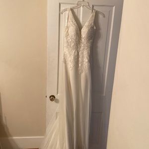 Lace and tulle wedding dress, size 6 in creamy white.